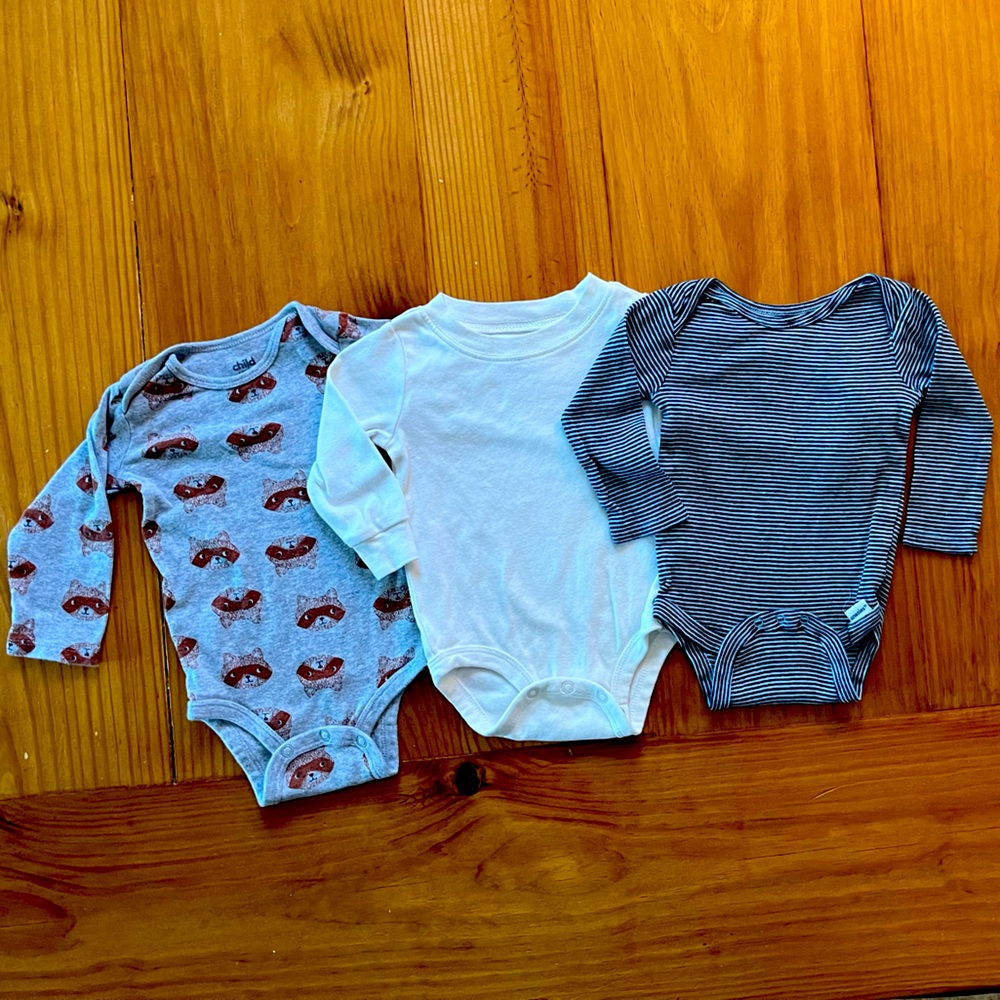 Set of 3 onesies 6-9 month